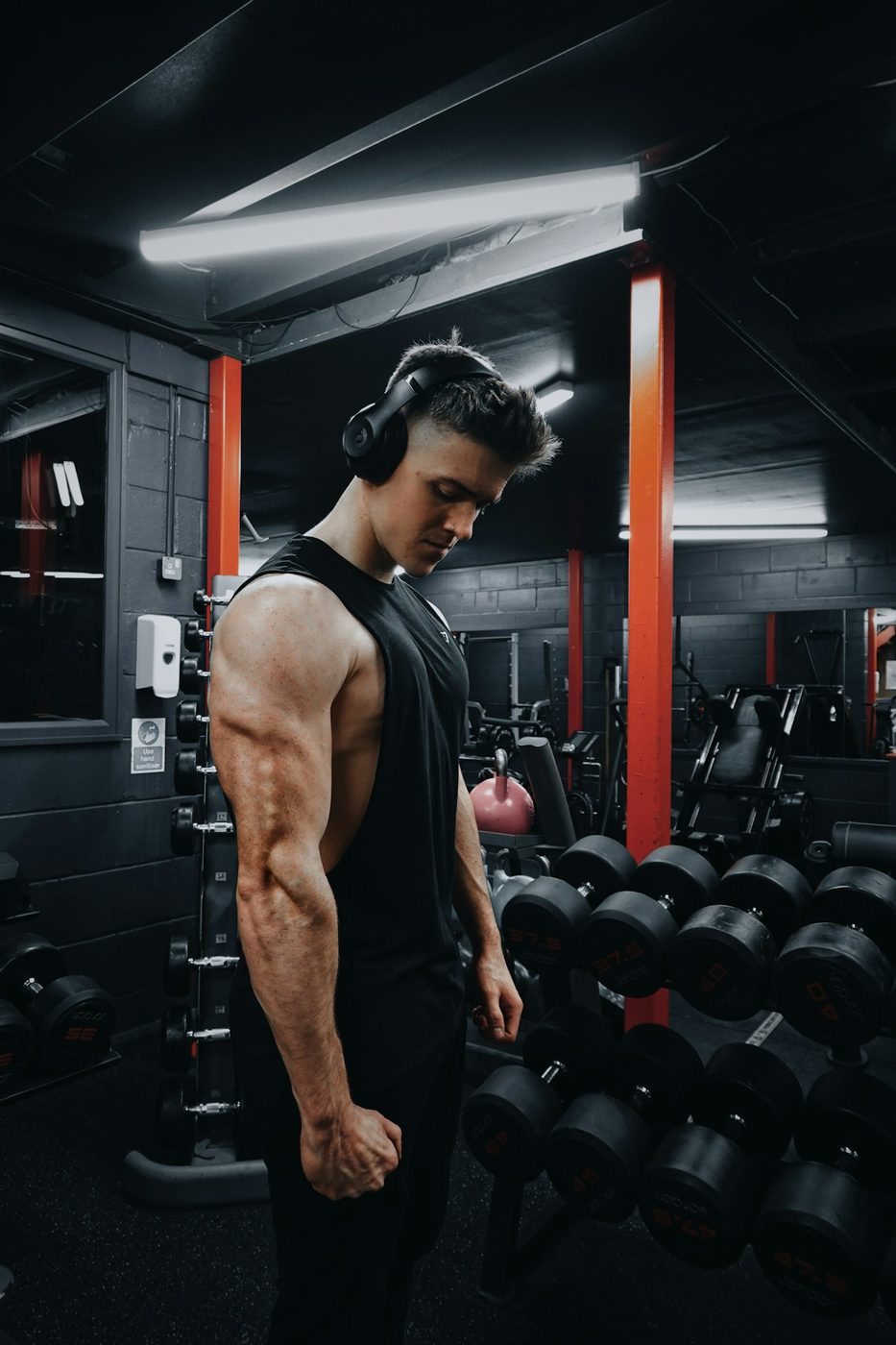 Uomo durante un allenamento di forza in palestra